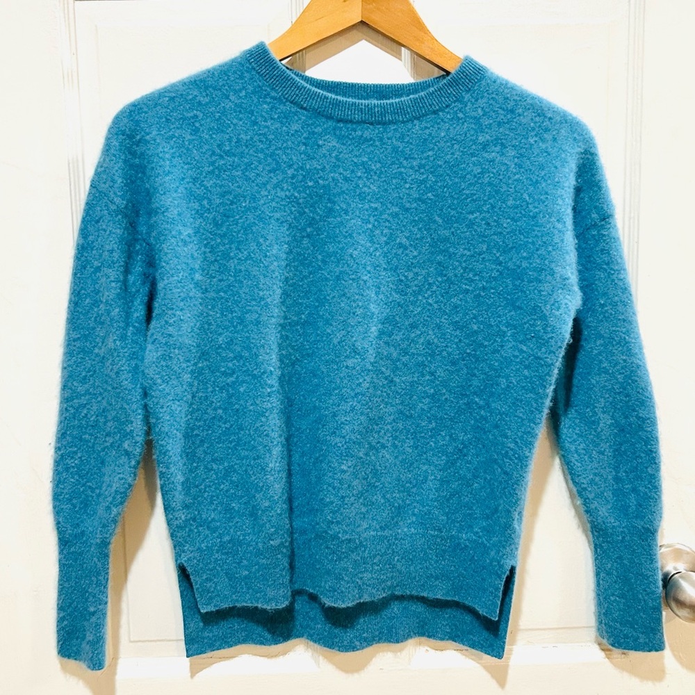 Tahari Sweater Teal Cashmere Crew Neck Fuzzy Cozy Fitted Size M (SMALL FIT)